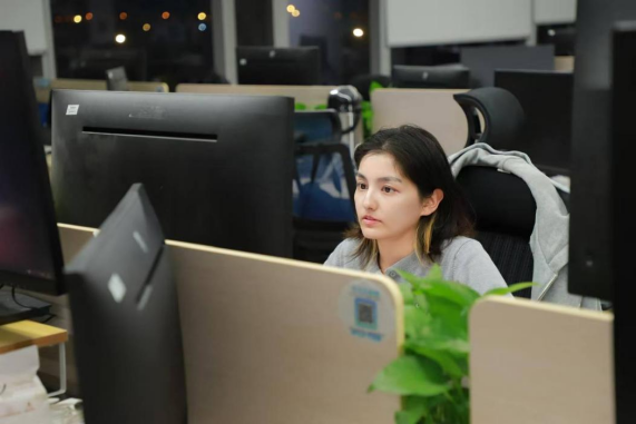 因为爱所以“AI”：一位“95后”姑娘的职场进阶记