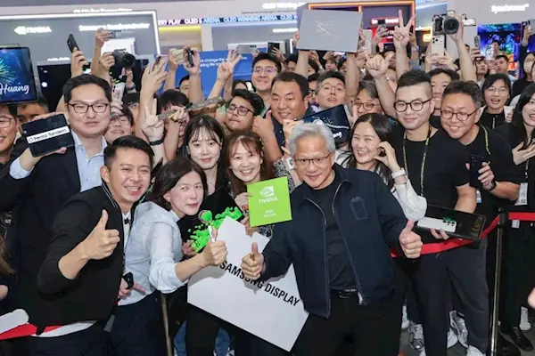 全场同喊Jensen 黄仁勋成台北电脑展顶流：热情与女粉握手拍照