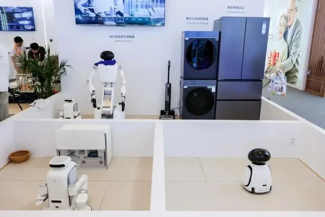 海尔银发经济品牌展示三款AI陪伴机器人