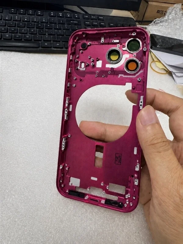 18 Pro Max机身亮相：实锤浅蓝、深红新配色 苹果iPhone