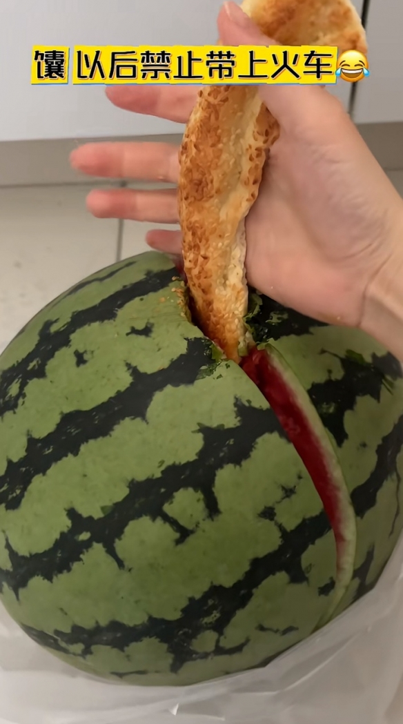 引发全网热议！ 新疆女孩用放了一周的馕劈开西瓜
